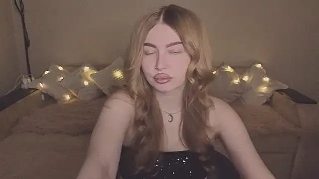 ViolettaLopez online show from November 19, 2025, 1:11 pm