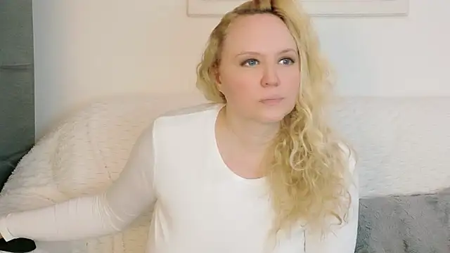 Snapshot of Sarah4you chatting on February 13, 2026, 5:35 pm Sarah4you online show from February 13, 2026, 5:35 pm