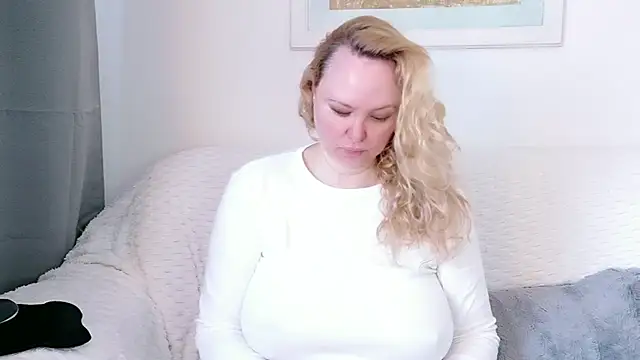 Snapshot of Sarah4you chatting on March 1, 2026, 2:28 pm Sarah4you online show from March 1, 2026, 2:28 pm