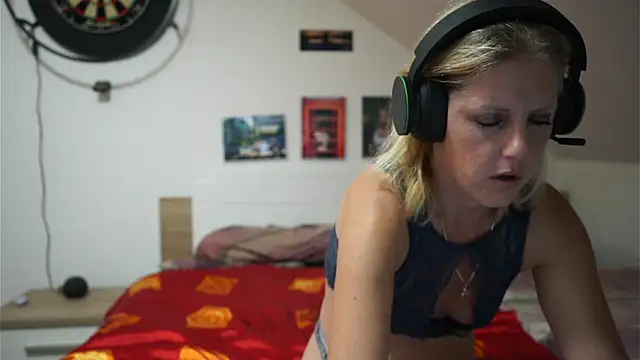 Moistdevil online show from October 12, 2025, 3:13 pm