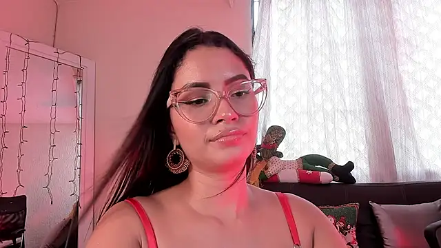 Snapshot of PaulinaBelushi chatting on December 18, 2024, 6:46 pm PaulinaBelushi online show from December 18, 2024, 6:46 pm