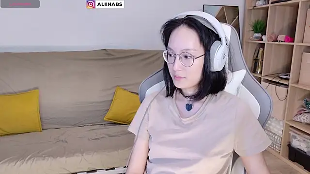 Snapshot of aliiiiiina chatting on February 24, 2025, 6:05 am aliiiiiina online show from February 24, 2025, 6:05 am