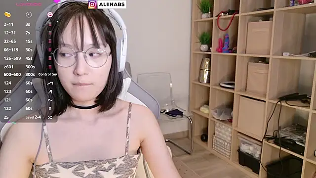 Snapshot of aliiiiiina chatting on February 9, 2025, 12:28 am aliiiiiina online show from February 9, 2025, 12:28 am