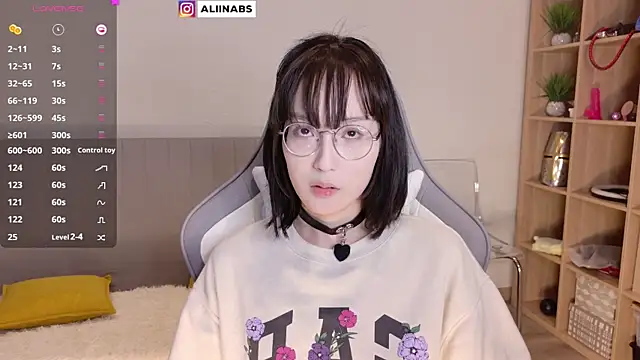 Snapshot of aliiiiiina chatting on February 6, 2025, 4:03 pm aliiiiiina online show from February 6, 2025, 4:03 pm