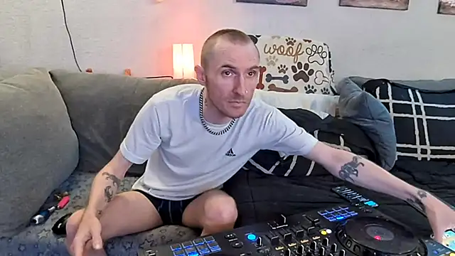 pyrowuff online show from February 12, 2026, 7:41 am