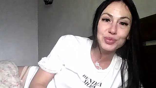 Snapshot of JulianaGold1 chatting on November 19, 2025, 9:26 pm JulianaGold1 online show from November 19, 2025, 9:26 pm