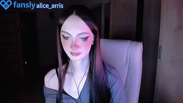 Alice  Aris online show from November 4, 2025, 3:27 pm