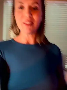 Snapshot of MaiseKnox chatting on February 13, 2026, 10:10 pm MaiseKnox online show from February 13, 2026, 10:10 pm