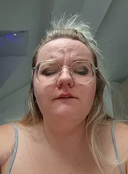 Fiona0705 online show from October 8, 2025, 9:00 am