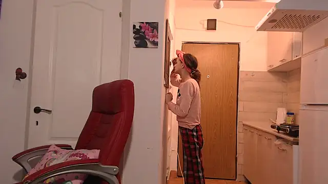 Snapshot of simyhvn chatting on February 10, 2026, 5:06 am simyhvn online show from February 10, 2026, 5:06 am