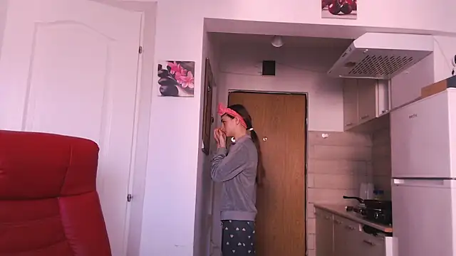 Snapshot of simyhvn chatting on February 1, 2026, 7:17 am simyhvn online show from February 1, 2026, 7:17 am