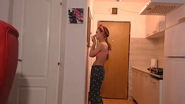 Snapshot of simyhvn chatting on February 17, 2026, 5:38 am simyhvn online show from February 17, 2026, 5:38 am