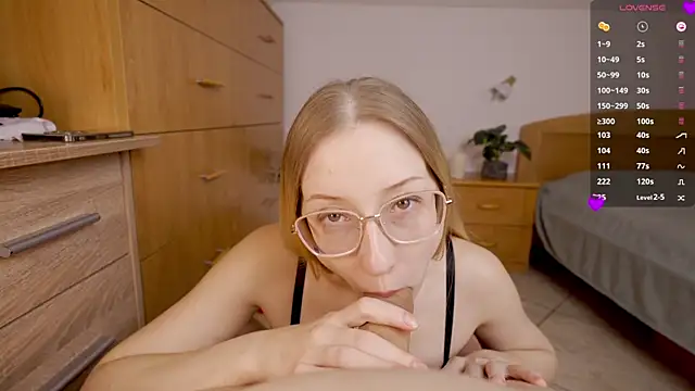 foxeslovefoxes online show from April 5, 2026, 10:55 am