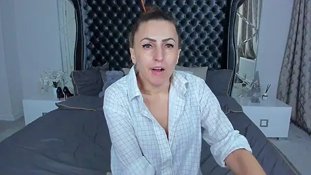 Snapshot of Rebecca_Diamond chatting on February 1, 2026, 6:11 am Rebecca Diamond online show from February 1, 2026, 6:11 am