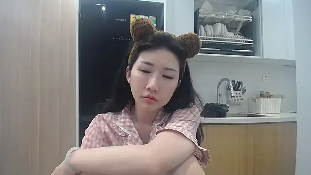 Asiagirll online show from June 3, 2026, 12:39 pm