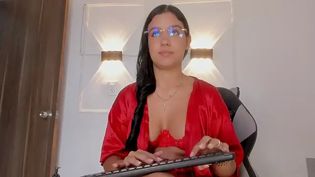 Snapshot of Hanna_Risso chatting on May 20, 2026, 6:16 pm Hanna Risso online show from May 20, 2026, 6:16 pm