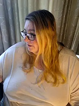 Snapshot of Iceprincess2bad4u chatting on June 14, 2026, 6:03 am Iceprincess2bad4u online show from June 14, 2026, 6:03 am
