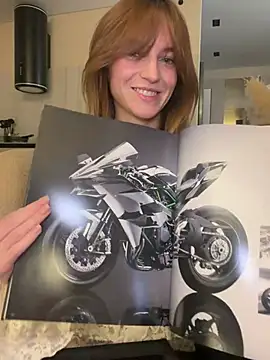 -AngelAri- online show from April 4, 2026, 9:10 pm