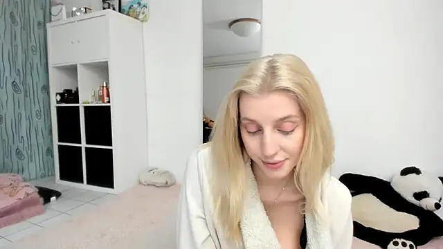 Snapshot of KenzieDawton chatting on May 18, 2026, 4:23 pm KenzieDawton online show from May 18, 2026, 4:23 pm