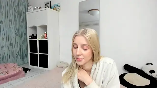Snapshot of KenzieDawton chatting on May 15, 2026, 4:38 pm KenzieDawton online show from May 15, 2026, 4:38 pm