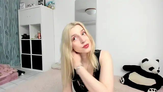 Snapshot of KenzieDawton chatting on April 22, 2026, 3:52 pm KenzieDawton online show from April 22, 2026, 3:52 pm