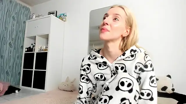 KenzieDawton online show from October 8, 2025, 5:42 am