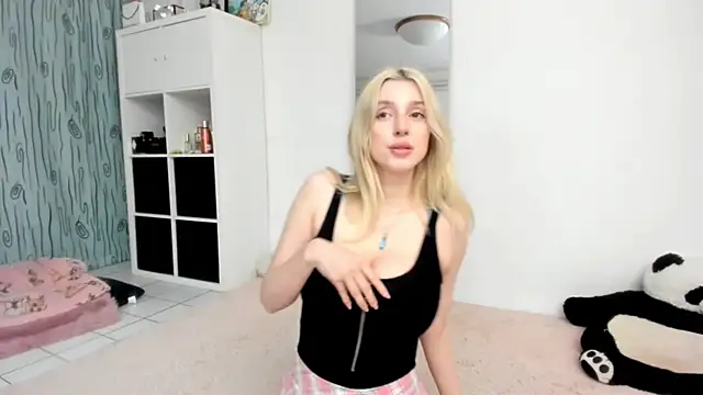 Snapshot of KenzieDawton chatting on May 7, 2026, 4:43 pm KenzieDawton online show from May 7, 2026, 4:43 pm