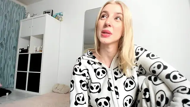 KenzieDawton online show from November 24, 2025, 4:23 am