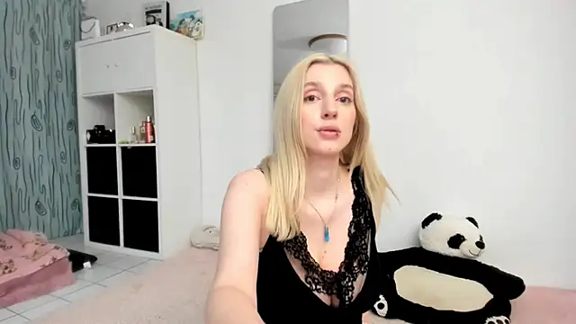 Snapshot of KenzieDawton chatting on April 26, 2026, 4:37 pm KenzieDawton online show from April 26, 2026, 4:37 pm