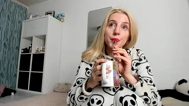 KenzieDawton online show from October 5, 2025, 7:54 am