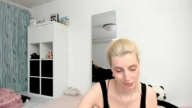 Snapshot of KenzieDawton chatting on April 27, 2026, 4:16 pm KenzieDawton online show from April 27, 2026, 4:16 pm