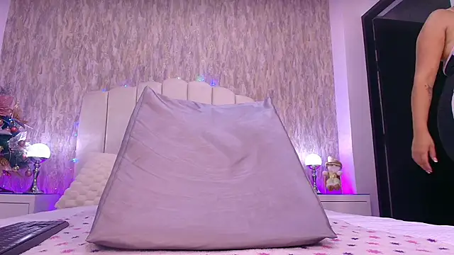 raven lilith  online show from December 17, 2025, 3:11 am