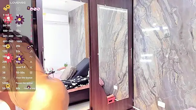 LauraSaenz01 online show from February 10, 2026, 3:49 am