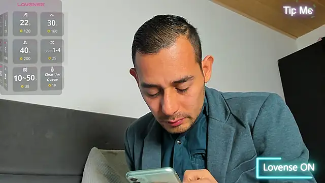 jhonyalzate2 online show from April 12, 2026, 3:43 am