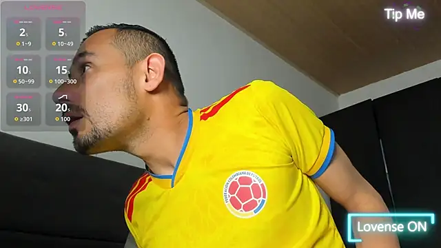 jhonyalzate2 online show from July 4, 2026, 11:42 pm