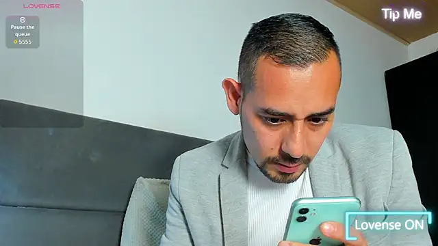 jhonyalzate2 online show from March 28, 2026, 2:45 am