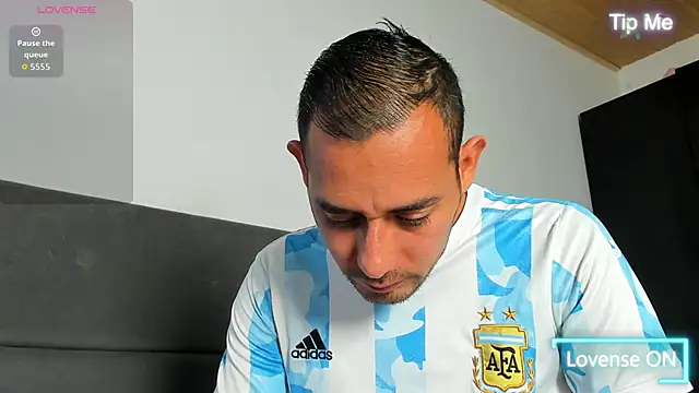 jhonyalzate2 online show from April 13, 2026, 3:32 am