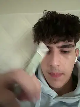 Snapshot of Andrei_992 chatting on November 18, 2025, 11:24 am Andrei 992 online show from November 18, 2025, 11:24 am