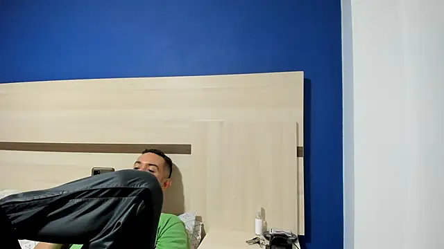 Snapshot of funcouple1985 chatting on December 6, 2024, 1:35 am funcouple1985 online show from December 6, 2024, 1:35 am