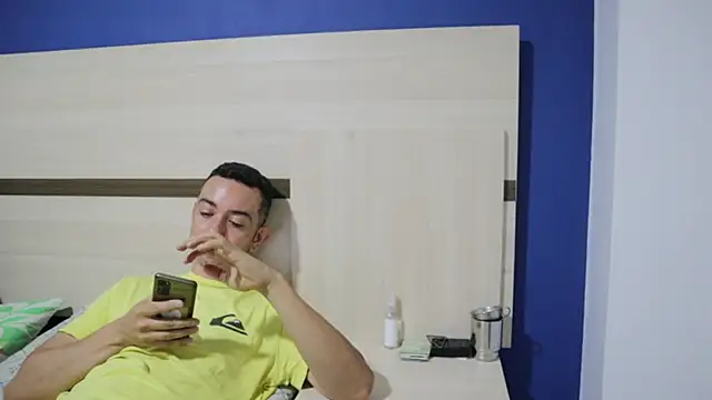 Snapshot of funcouple1985 chatting on December 11, 2024, 12:44 am funcouple1985 online show from December 11, 2024, 12:44 am