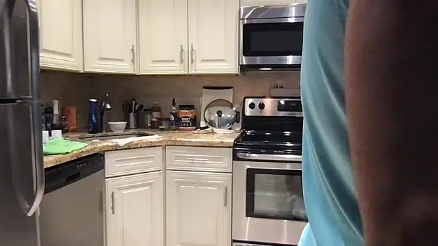 Snapshot of BigGuyMuscle chatting on November 9, 2025, 9:30 pm BigGuyMuscle online show from November 9, 2025, 9:30 pm