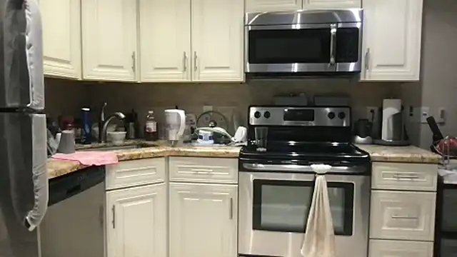 Snapshot of BigGuyMuscle chatting on December 18, 2025, 10:02 pm BigGuyMuscle online show from December 18, 2025, 10:02 pm