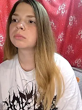 Snapshot of Zuli_Kiska chatting on June 24, 2026, 10:14 am Zuli Kiska online show from June 24, 2026, 10:14 am
