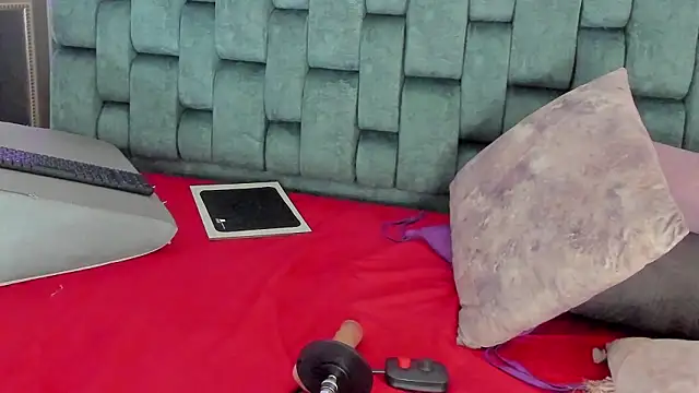 Snapshot of IsiisLovei chatting on February 11, 2026, 2:50 pm IsiisLovei online show from February 11, 2026, 2:50 pm