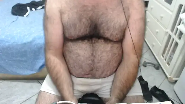 Snapshot of MysterBearMG chatting on June 11, 2026, 12:32 am MysterBearMG online show from June 11, 2026, 12:32 am