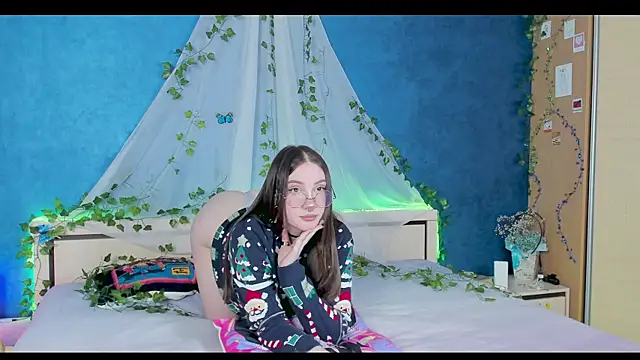 LinaKenny online show from December 17, 2024, 7:59 pm