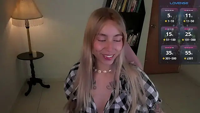 Snapshot of Saucy_Jenn chatting on January 17, 2026, 2:37 am Saucy Jenn online show from January 17, 2026, 2:37 am