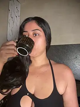 Snapshot of Valentinne_z chatting on July 14, 2026, 9:58 am Valentinne z online show from July 14, 2026, 9:58 am
