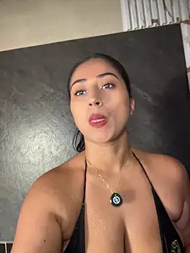 Snapshot of Valentinne_z chatting on July 1, 2026, 10:37 am Valentinne z online show from July 1, 2026, 10:37 am