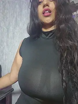 Snapshot of Valentinne_z chatting on October 24, 2025, 3:27 am Valentinne z online show from October 24, 2025, 3:27 am